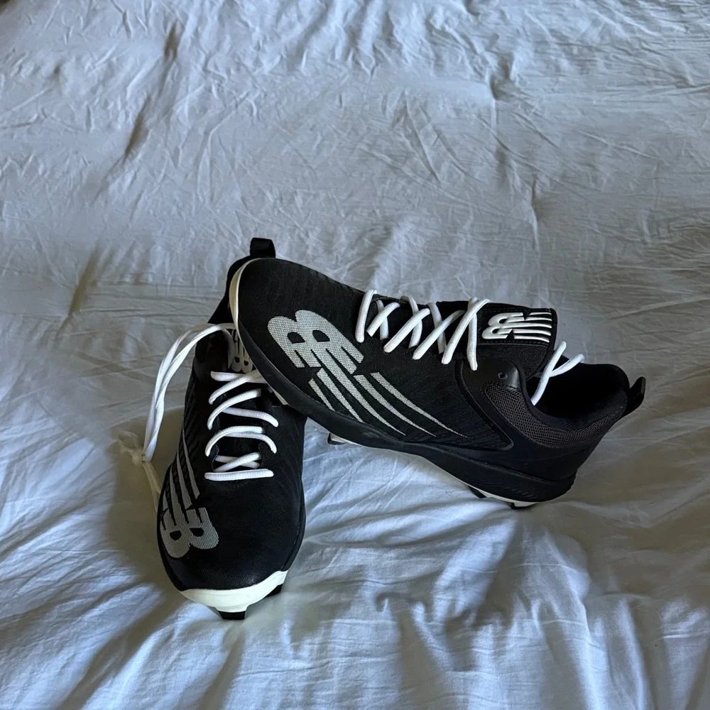 New Balance Black And White Baseball Cleats - Picture 3 of 7
